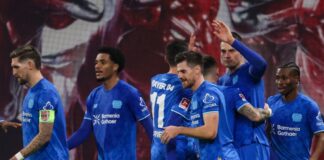 Klopp kein Glücksbringer: Leipzig verliert gegen Leverkusen Leverkusens Spieler um Torschütze Patrik Schick (2.v.r., Bayer Leverkusen) jubeln nach dem Führungstreffer.