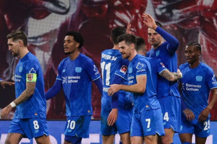 RB Leipzig - Bayer Leverkusen Leverkusens Spieler um Torschütze Patrik Schick (2.v.r., Bayer Leverkusen) jubeln nach dem Führungstreffer.