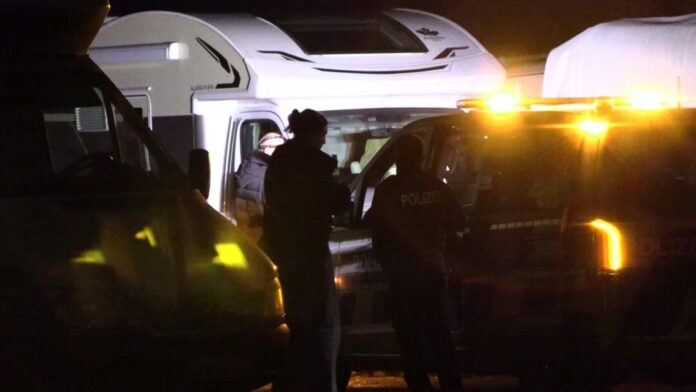 Wohnwagenbesitzer überrascht Einbrecher Einsatzkräfte der Polizei am Tatort. Auch ein Hubschrauber ist bei der Fahndung zum Einsatz gekommen.