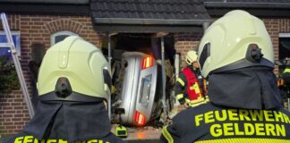 Junger Mann bleibt mit Auto in Hausflur stecken Das Auto durchschlug den Eingangsbereich.