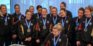 Vize-Weltmeisterinnen nach Partynacht in Dortmund empfangen Die deutschen Handballerinnen tragen sich in das Goldene Buch der Stadt Dortmund ein.