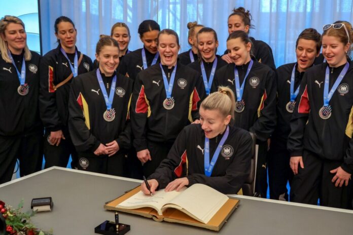 Empfang des deutschen Teams im Dortmunder Rathaus Die deutschen Handballerinnen tragen sich in das Goldene Buch der Stadt Dortmund ein.