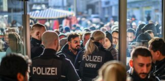 Hohe Millionen-Beute bei Bankeinbruch in Gelsenkirchen Polizeieinsatz an der Sparkassenfiliale in Gelsenkirchen-Buer. Eine große Menschenmenge versammelte sich vor der Filiale.