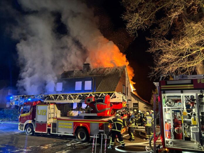 Wohnhaus in Vollbrand Feuerwehrleute löschen das brennende Haus.