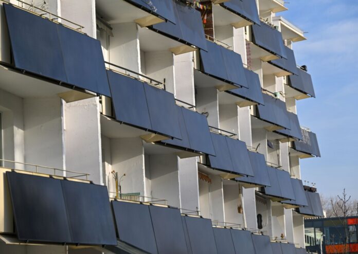 Sogenannte Balkonkraftwerke In Nordrhein-Westfalen sind 2025 erneut mehr als 80.000 «Balkonkraftwerke» registriert worden. (Archivbild)