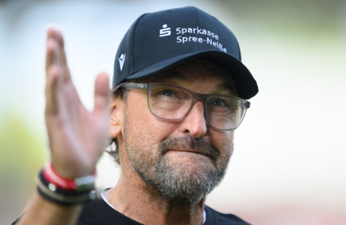 Wollitz sieht eine schwere Aufgabe für sein Team. (Archivbild)