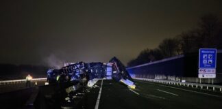 Ein Kran soll den Lkw wieder aufrichten.