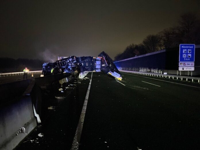 Ein Kran soll den Lkw wieder aufrichten.