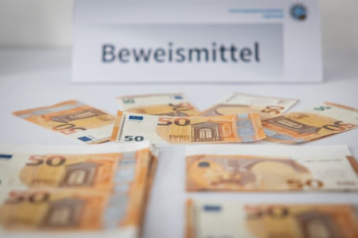 Pressekonferenz zu Geldfälscherei Die Polizei spricht von einem großen Ermittlungserfolg.