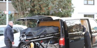 Pflegerin fällt in Teich und ertrinkt Bestatter laden eine Leiche in einen Leichenwagen.