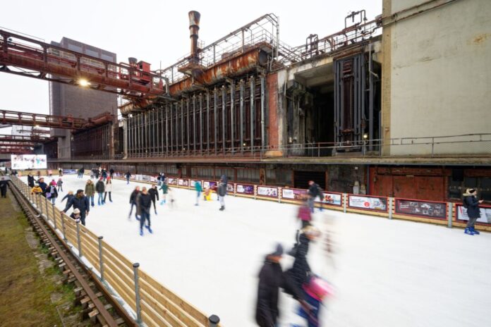 Wetterausblick zum Start in die neue Woche - Eisbahn Am Sonntag hängen am Himmel über NRW noch viele Wolken - die neue Woche startet dagegen mit Sonnenschein.
