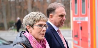 Kramp-Karrenbauer gewinnt gegen Merz-Kandidaten Kramp-Karrenbauer setzt sich gegen Krings durch.