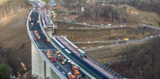 Rahmedetalbrücke soll am 22. Dezember wieder befahrbar sein Arbeiter sind auf der Rahmedetalbrücke in Einsatz, wie auf diesem Drohnenfoto zu erkennen ist.