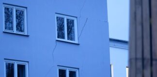 Risse entdeckt – Weiteres Gebäude in Wuppertal gesperrt Risse in der Fassade deuten auf die Schäden an einem Wohnhaus in Wuppertal hin. (Archivfoto)