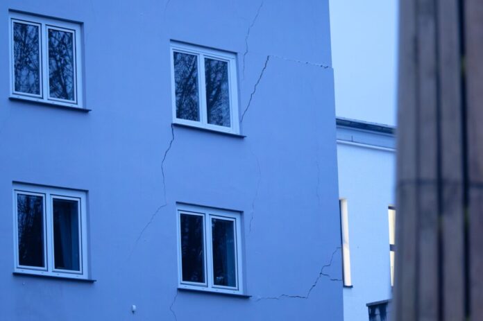Haus droht einzustürzen Risse in der Fassade deuten auf die Schäden an einem Wohnhaus in Wuppertal hin. (Archivfoto)