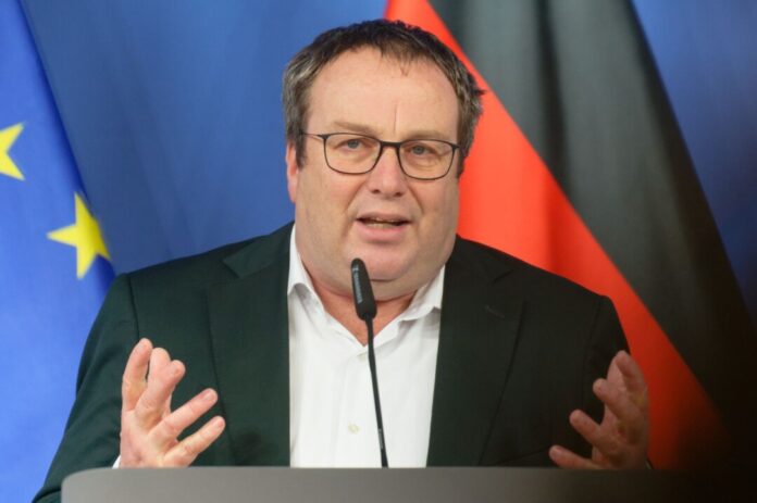 Verkehrsminister Krischer zur Reform des Schienennahverkehrs NRW-Verkehrsminister Oliver Krischer (Grüne) will in NRW einen Schienenpersonennahverkehr aus einem Guss schaffen.