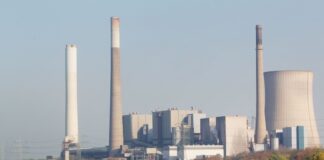 180-Meter-Kamin am Kraftwerk Voerde gesprengt Ein Archivbild des stillgelegten Kraftwerkes - hier noch mit dem 2023 gesprengten Kühlturm. Aktuell gesprengt wurde der weiße Schornstein ganz links auf dem Bild.