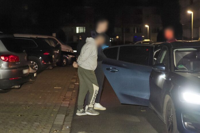 Razzia im Rheinland Eine Festnahme am frühen Morgen in Ratingen.