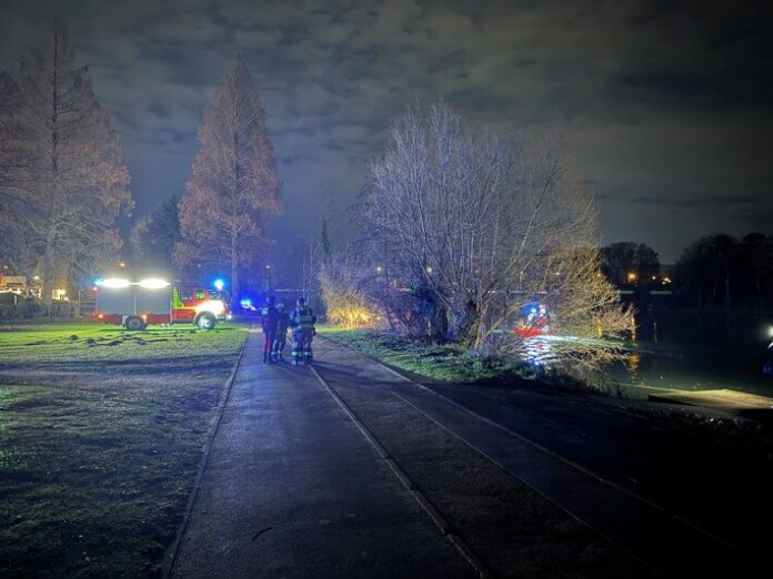 fw-en-gro-einsatz-von-feuerwehr-und-dlrg-an-der-ruhr-zeugin-rettet-wassersportler-aus-gew-sser Durch die zwei gekenterten Paddler wurde bei der Feuerwehr Herdecke ein Großalarm ausgelöst. Foto: Pressestelle Polizei