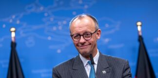 Knigge-Experte lobt Umgangsformen von Kanzler Merz Der Vorsitzende der Deutschen Knigge-Gesellschaft, Clemens Graf von Hoyos, hat Bundeskanzler Friedrich Merz für seine guten Manieren gelobt. (Archivbild)