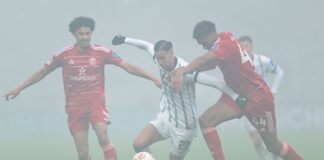 0:1 in Elversberg: Mislintat bei Fortuna im Anmarsch Elversbergs Torjäger Younes Ebnoutalib wird gut abgeschirmt von der Fortuna.