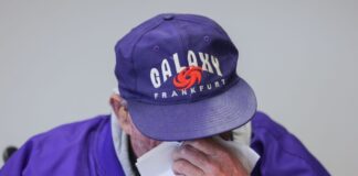 Missbrauchsvorwürfe: Millionen-Klage gegen Erzbistum Köln Ein Mann fordert wegen sexuellen Missbrauchs eine Million Euro Entschädigung von der katholischen Kirche - bei einer Pressekonferenz wischt er sich mit einem Tuch über das Gesicht.