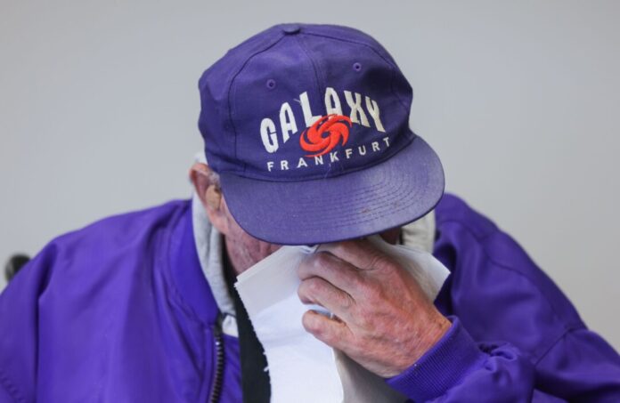 Millionenklage gegen das Erzbistum Köln Ein Mann fordert wegen sexuellen Missbrauchs eine Million Euro Entschädigung von der katholischen Kirche - bei einer Pressekonferenz wischt er sich mit einem Tuch über das Gesicht.