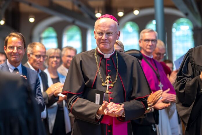 Bischof Franz-Josef Overbeck Der Essener Bischof Franz-Josef Overbeck plädiert für einen moderaten Anstieg des Renteneintrittsalters. (Archivbild)