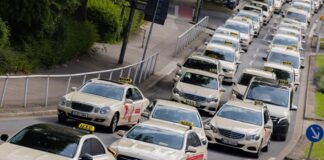 Vorgabe für Uber-Fahrten: Essen will das Taxi schützen In ganz Deutschland sind Taxifahrer zuletzt gegen die günstige Konkurrenz der Mietwagenfahrten auf die Straße gegangen. (Archivbild)