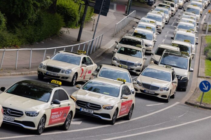 Taxifahrer demonstrieren gegen Mietwagenanbieter wie Uber In ganz Deutschland sind Taxifahrer zuletzt gegen die günstige Konkurrenz der Mietwagenfahrten auf die Straße gegangen. (Archivbild)
