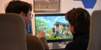 Als Bachelor-Arbeit an der Uni entstanden, inzwischen ein großer Verkaufserfolg: Das Spiel «Tiny Bookshop» mit ihren beiden Entwicklern David Zapfe-Wilde (links) und Raven Rusch. 