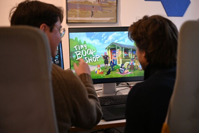 Als Bachelor-Arbeit an der Uni entstanden, inzwischen ein großer Verkaufserfolg: Das Spiel «Tiny Bookshop» mit ihren beiden Entwicklern David Zapfe-Wilde (links) und Raven Rusch. 