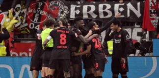 Fan-Boykott und Traumtor: Bayer gewinnt Rhein-Derby Die Profis von Bayer Leverkusen durften im Derby gegen Köln jubeln.