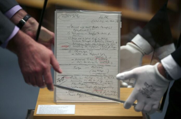 Schabowski-Zettel im Haus der Geschichte Mitarbeiter stülpen im Haus der Geschichte eine Glasvitrine über den Schabowski-Zettel. Um das Ausstellungsstück gibt es seit Jahren Streit mit einem Journalisten. (Archivbild)