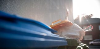 Müllabfuhr und Abwasser werden 2026 teurer Die Tonne ist voll - bitte abholen! (Archivbild)