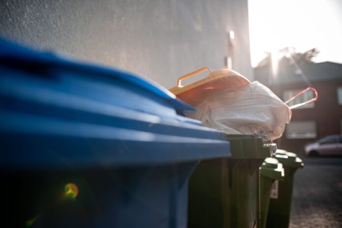 Mülltonnen Die Tonne ist voll - bitte abholen! (Archivbild)