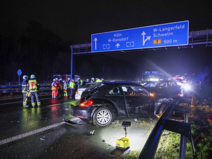 Unfall auf A1 - Acht Verletzte in mehreren Autos Viele Details waren zu dem Unfall auf der A1 zunächst nicht bekannt.