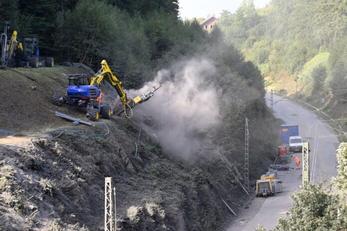 Fast zwei Jahre mussten die Fahrgäste warten - nun wird die vielbefahrene S6 (Essen-Düsseldorf) wieder eröffnet (Archivbild von der Reparatur).