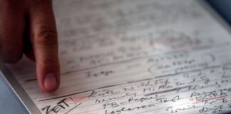 NRW-OVG prüft Auskunftsanspruch zum Mauerfall-Dokument Um diesen Zettel gibt es seit Jahren juristischen Ärger. Jetzt entscheidet das Oberverwaltungsgericht in Münster über den Fall. (Archivbild)