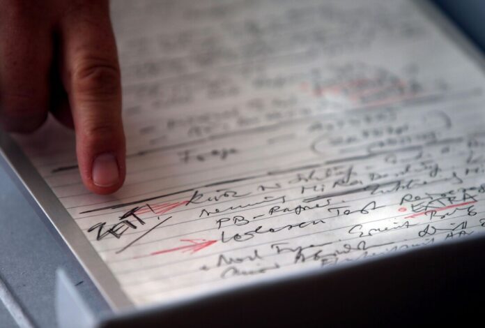 Schabowski-Zettel im Haus der Geschichte Um diesen Zettel gibt es seit Jahren juristischen Ärger. Jetzt entscheidet das Oberverwaltungsgericht in Münster über den Fall. (Archivbild)