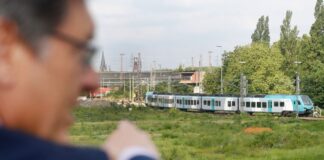 Seilbahn-Pläne in Herne: Betreiber in Paris wird Partner Die Seilbahn soll ein künftiges Arbeitsquartier mit einem Bahnhof verbinden. Noch ist das Gelände eine Brachfläche. (Archivbild)