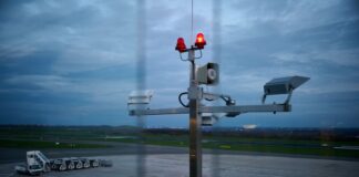 Nebel legt Flughafen Dortmund weitgehend lahm Wegen Nebels war der Dortmunder Flughafen am Sonntag weitgehend lahmgelegt (Archivbild).