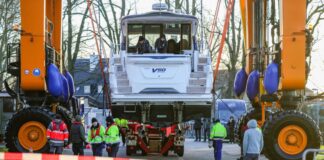 Wenn Luxusyachten an Land müssen: Erste Boote für die «Boot» Schiffskran «Big Willi» ist so groß und stark, dass er ganze Schiffe versetzen kann.