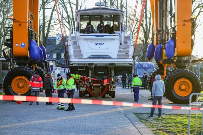 Schiffskran «Big Willi» Schiffskran «Big Willi» ist so groß und stark, dass er ganze Schiffe versetzen kann.