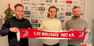 1. FC Wülfrath verpflichtet Spieler mit Oberliga-Erfahrung Trainer Joscha Weber und sein Co-Trainer Thomas Cyrys (r.) Mit Neuzugang Leon Bachmann. Foto: FCW