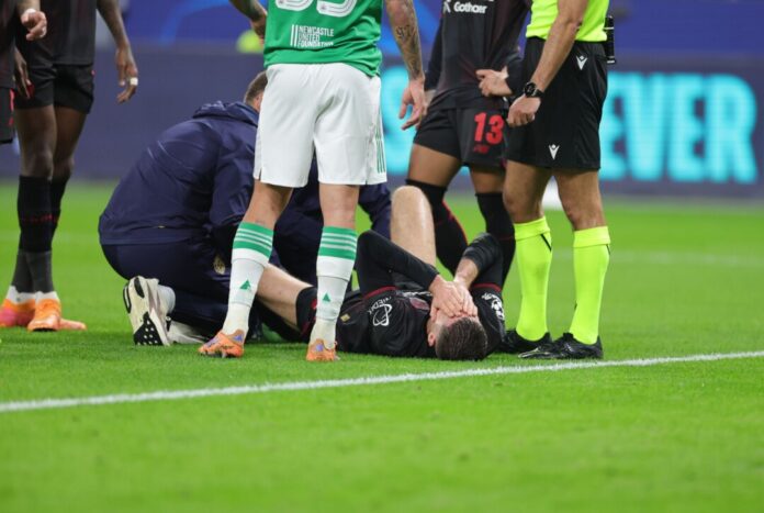 Bayer Leverkusen - Newcastle United Leverkusens Patrik Schick muss nach einem Foul behandelt werden.