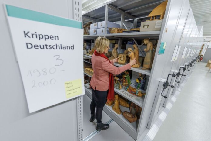 Krippensammlung des Museums Religio in einem Depot Münster Museumsleiterin Anja Schöne blickt auf archivierte Krippen in einem Depot. Das Religio - Westfälisches Museum für religiöse Kultur - beherbergt nach eigenen Angaben eine der größten Krippensammlungen in Deutschland.
