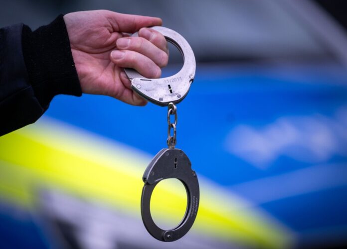 Handschellen Symbolbild Der 44-Jährige kam in Untersuchungshaft. (Symbolfoto)