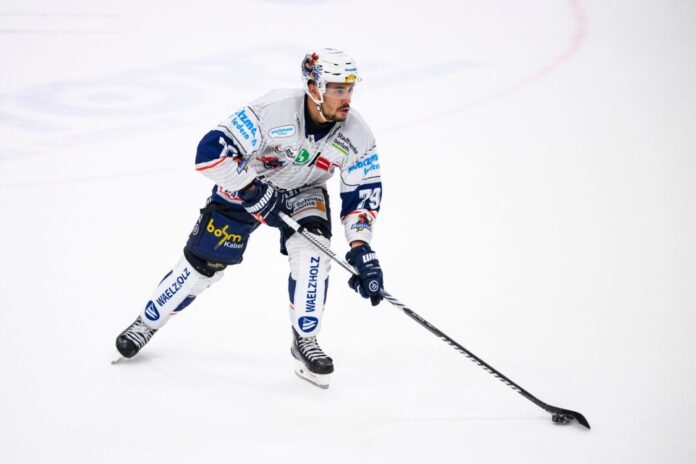 Schwenninger Wild Wings - Iserlohn Roosters Verteidiger Colin Ugbekile bleibt den Iserlohn Roosters erhalten. (Archivbild)