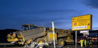 Auto gerät in Gegenverkehr: Frau stirbt bei Unfall Für die Autofahrerin kam nach dem Unfall jede Hilfe zu spät.